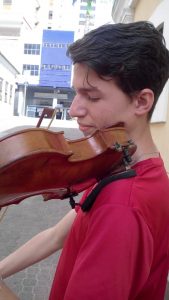 Um violino, musicando a passagem dos transeuntes da Praça