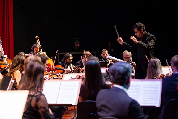 Sob regência do maestro Paulo de Paula, concerto reúne obras de Mozart e Beethoven. CRÉDITO FOTO: FELIPE GOMES