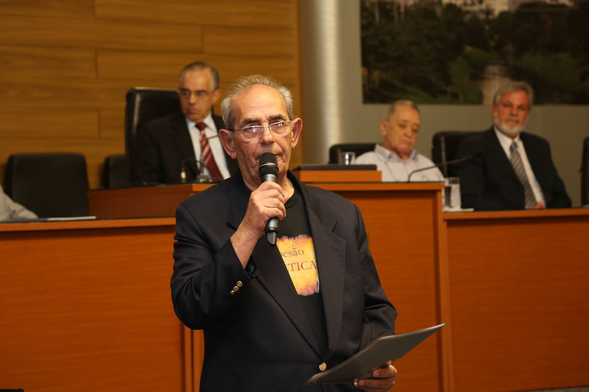 Nicanor Pereira declamando, na cerimônia promovida pela Câmara Municipal de Sorocaba, em homenagem aos 11 anos de fundação do grupo 'Coesão Poética de Sorocaba'