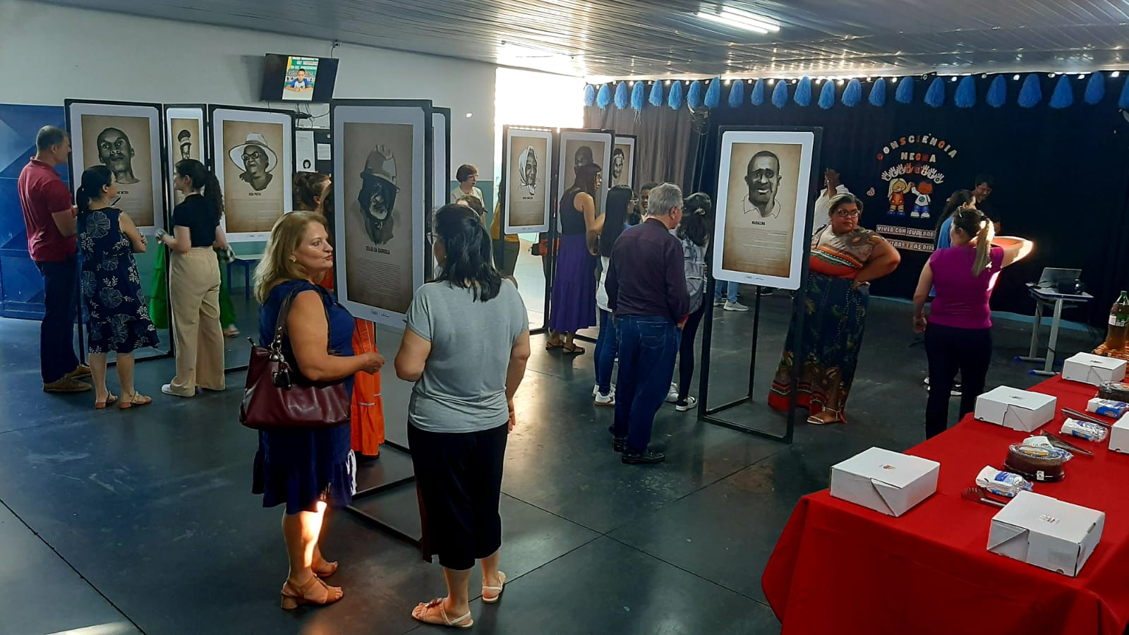 Vernissage de exposição artística marca a Semana da Consciência Negra na EMEF. Coronel Esmédio