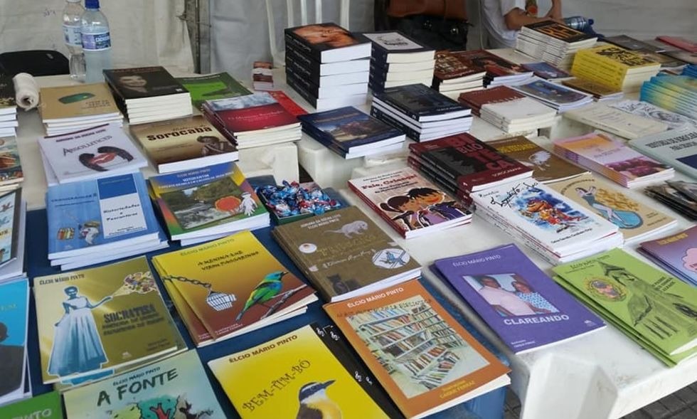 Livros à venda da FLAUS na Praça Cel. Fernando Prestes