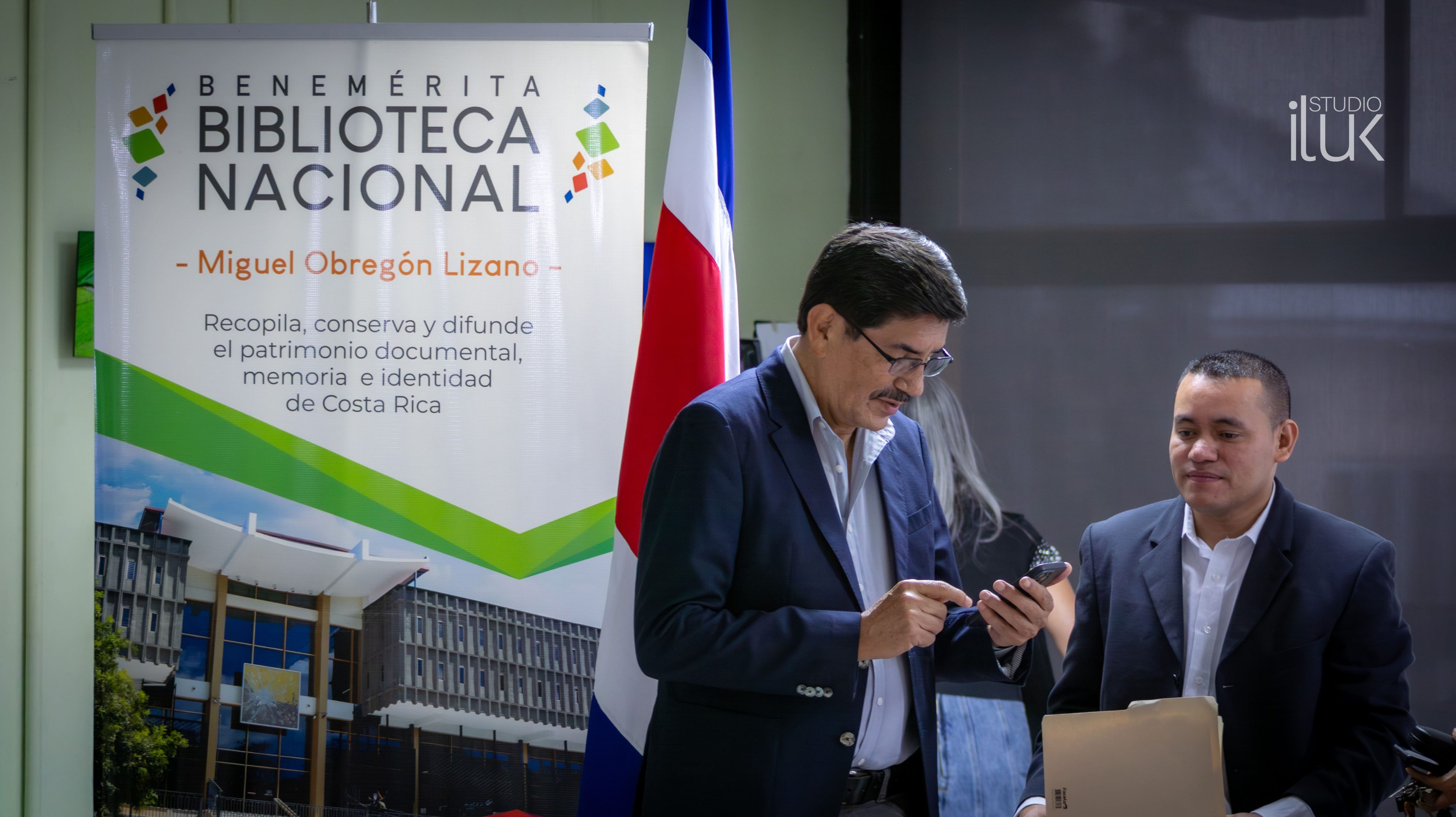 Hámer Salazar Director General de H.C Editores y Carlos Javier Jarquín prologuista del libro Percepción de Amor.  Crédito: ilukStudio (Instagram: (@iluk_studio)