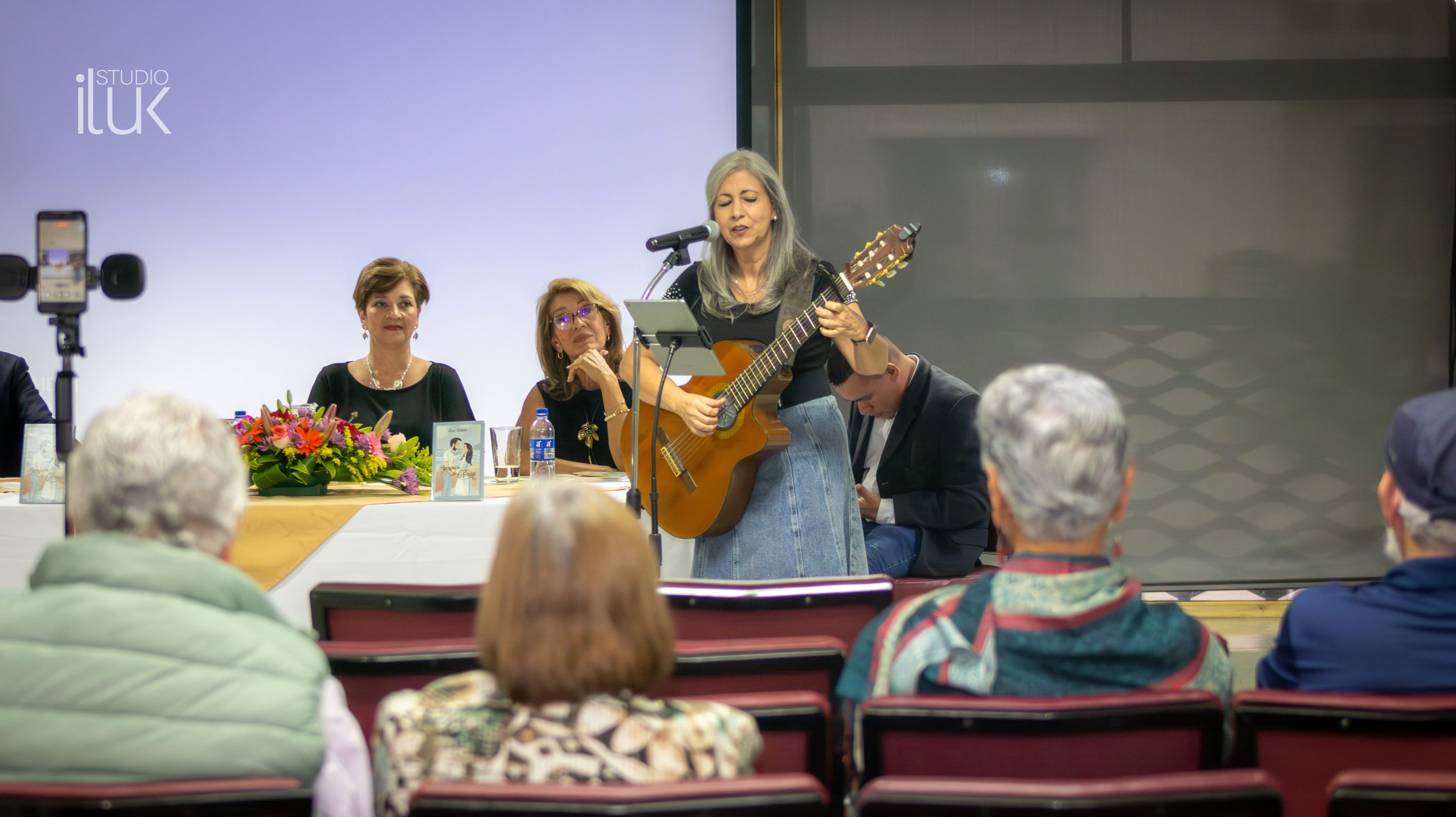 La cantautora Alba C. Molina deleitó a los presentes con su hermosa voz, interpretando cuatro canciones: dos de su autoría, tituladas “Proclamo hoy” y “Junto a ti”; y dos cuyas letras son de Ligia Calderón, con arreglos musicales y melodías de Alba Molina, tituladas “Levanto la voz” y “Somos voz, somos canción”. Crédito: ilukStudio, (Instagram: (@iluk_studio)