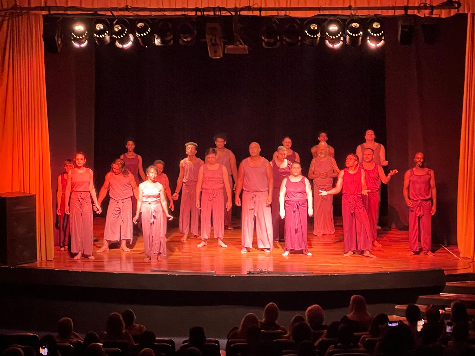 Elenco do espetáculo 'Seguindo em Frente'