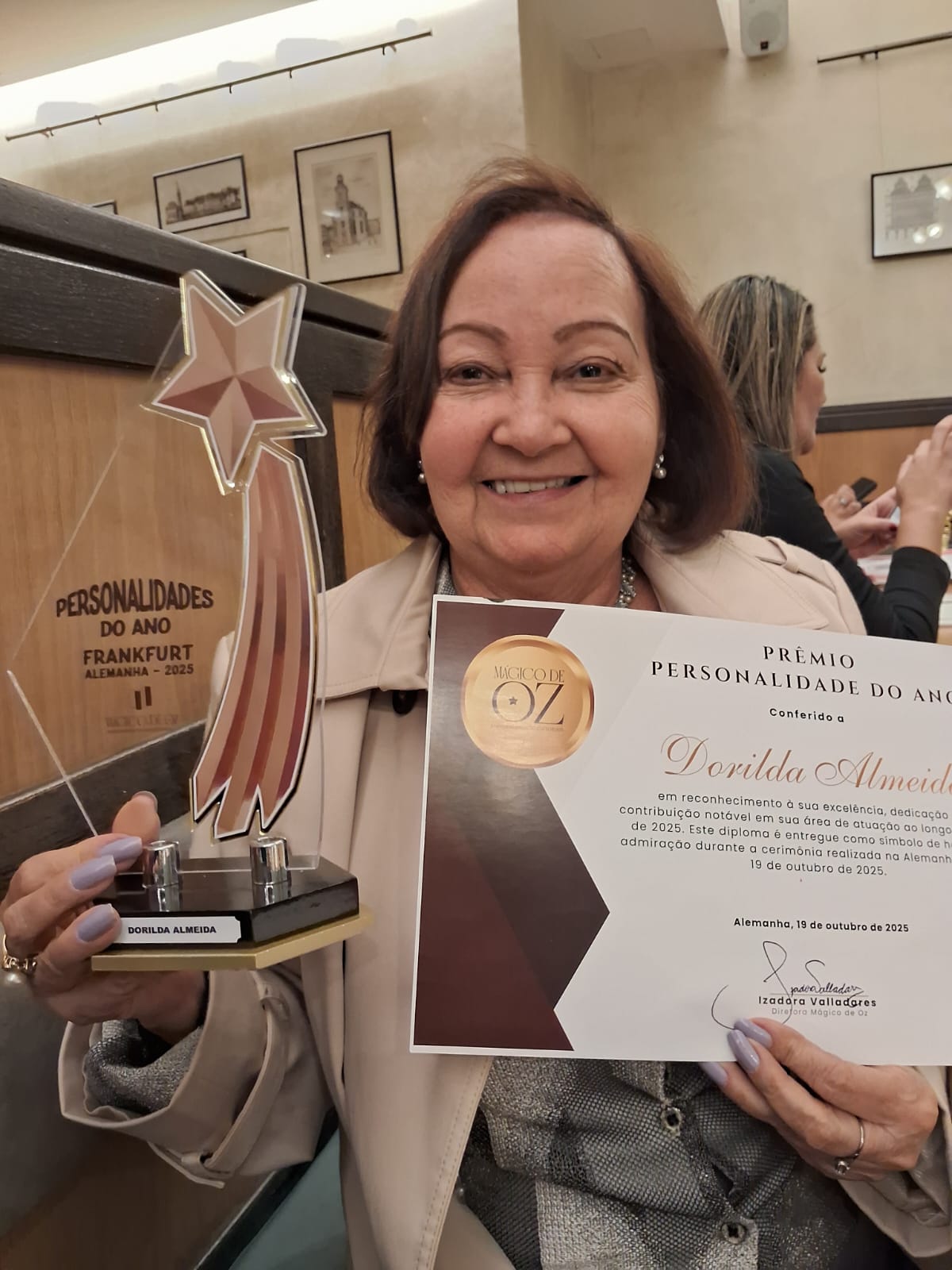 A autora, no lançamento, recebendo da Editora Mágico de Oz o Prêmio Personalidade do Ano 2025