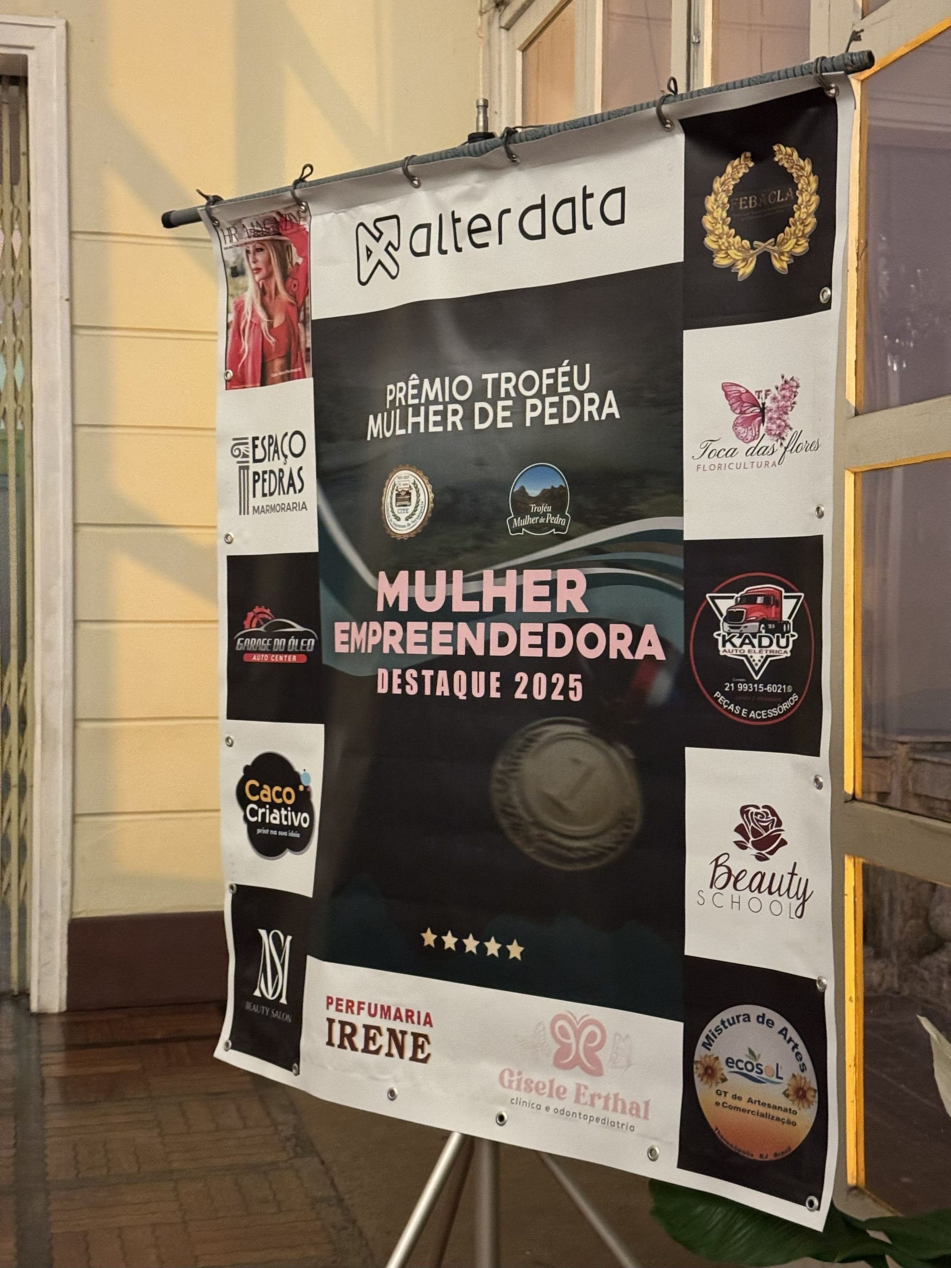 Banner da cerimônia Troféu Mulher de Pedra - Mulher Empreendedora 2025