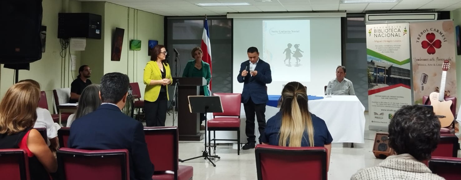 Carlos Javier Jarquín (al centro, de pie) durante la presentación de la Suite Guitarra Social, en la Benemérita Biblioteca Nacional de Costa Rica. Foto: 28/01/2026. Crédito: Juan Carlos Chavarría.