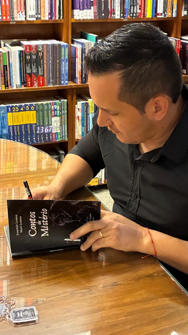 Tarde de autógrafos do livro Contos e Mistérios - Arquivo pessoal