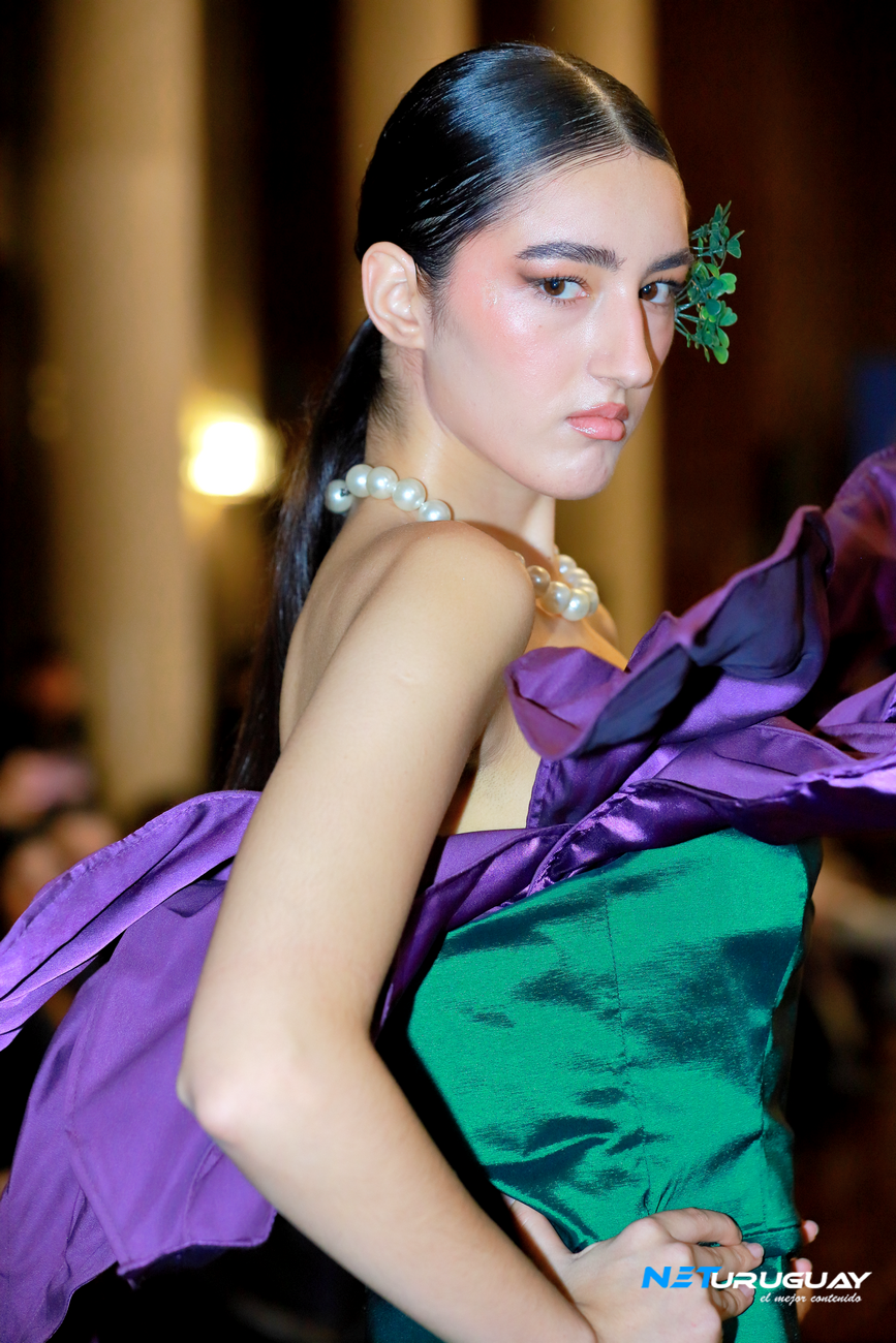 En esta fotografía la modelo luce uno de los nuevos diseños de Steven Vázquez
Fotografía; NetUruguay © junio 2026