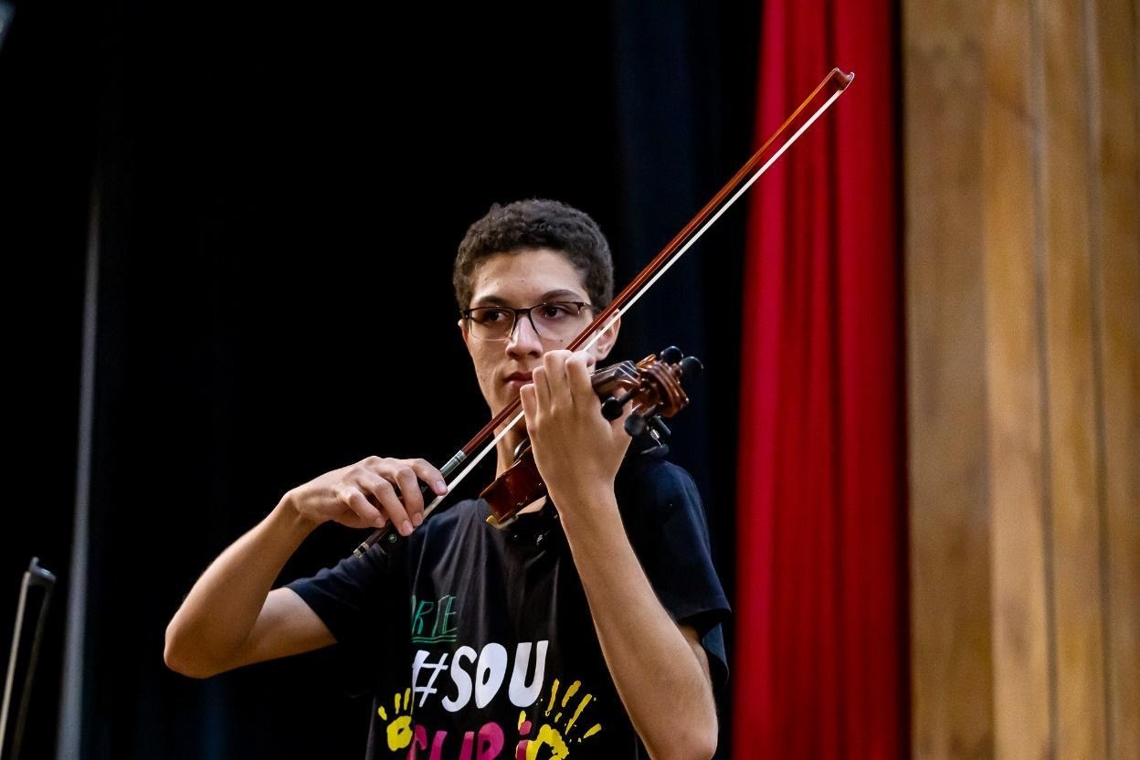 Aluno de violino do GURI. Foto de: Bruno Fernandes.