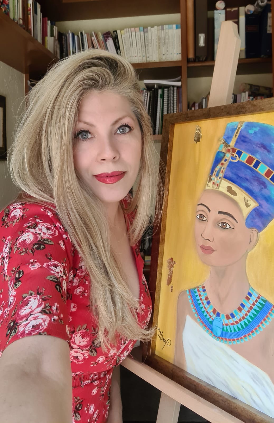 Marlene Pasini posa junto a una de sus pinturas. Foto: cortesía de Marlene Pasini.