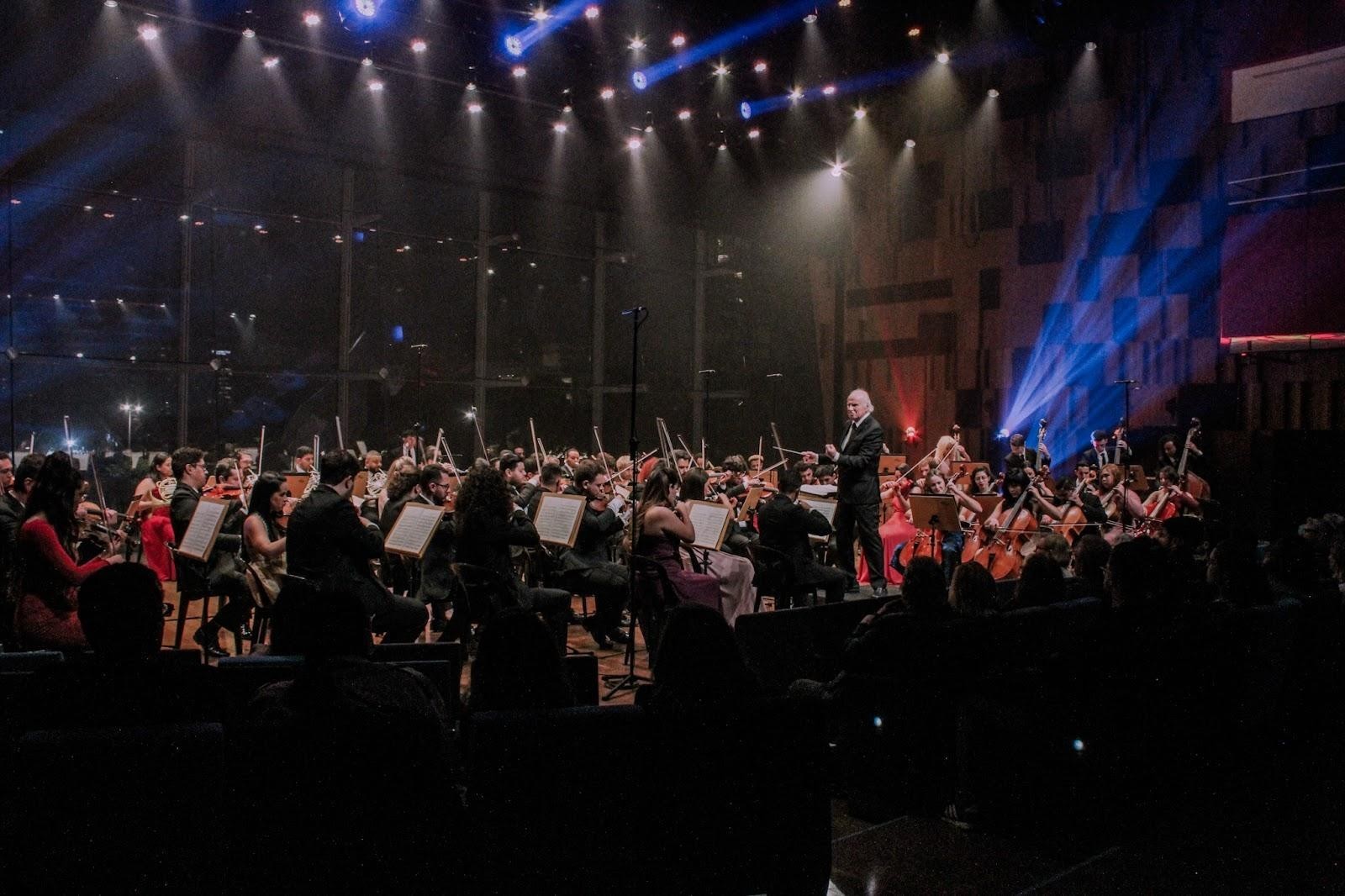 Foto da Orquestra Sinfônica Heliópolis, com o maestro Isaac Karabtchevsky