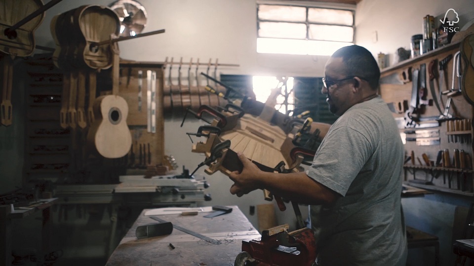 Produção de violão com madeira nativa certificada na OELA, em Manaus