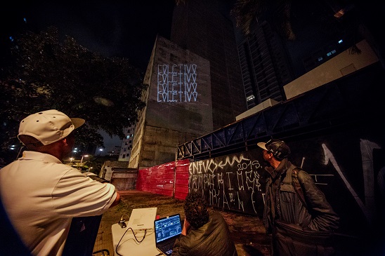 O Coletivo Coletores realiza intervenções com projeção de luz na arquitetura urbana