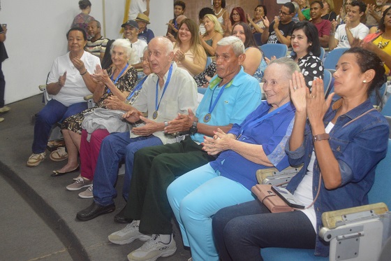 Com os presentes visivelmente emocionados, idosos do lar Recanto da Sabedoria