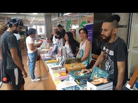 Exposição e venda de livros da FLAUS no Sesc Sorocaba