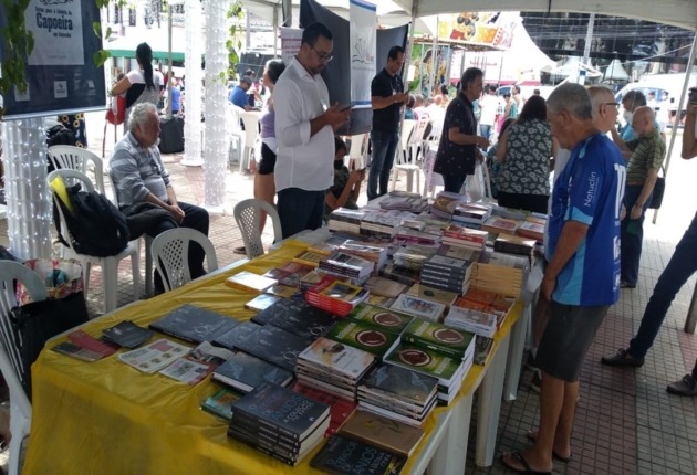 Exposição e venda de livros da FLAUS na Praça Cel. Fernando Prestes