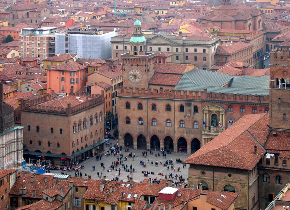 Universidade de Bologna -https://commons.wikimedia.org/wiki/File:Bologna-vista02.jpg