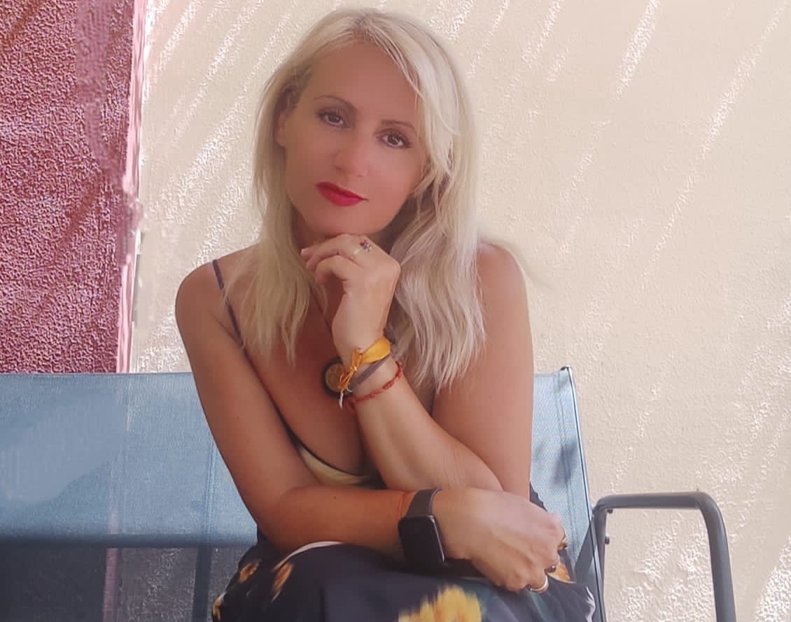 María Beatriz Muñoz Ruiz , também conhecida como Dama Oscura , originária de Granada, Espanha. É autora de mais de 25 livros, entre novelas e poemas. É coautora de CANTO PLANETARIO: HERMANDAD EN LA TIERRA HC Editores, Costa Rica 2023. Foto: 10 de agosto de 2025. Cortesia.