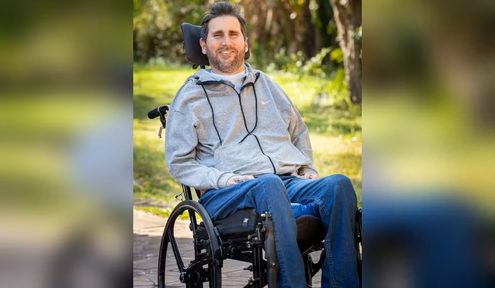 "Eu sou Leandro Portella — artista plástico, tetraplégico, sonhador, resistente. Minha arte não é apenas o que eu faço. É quem eu sou." Arquivo Pessoal