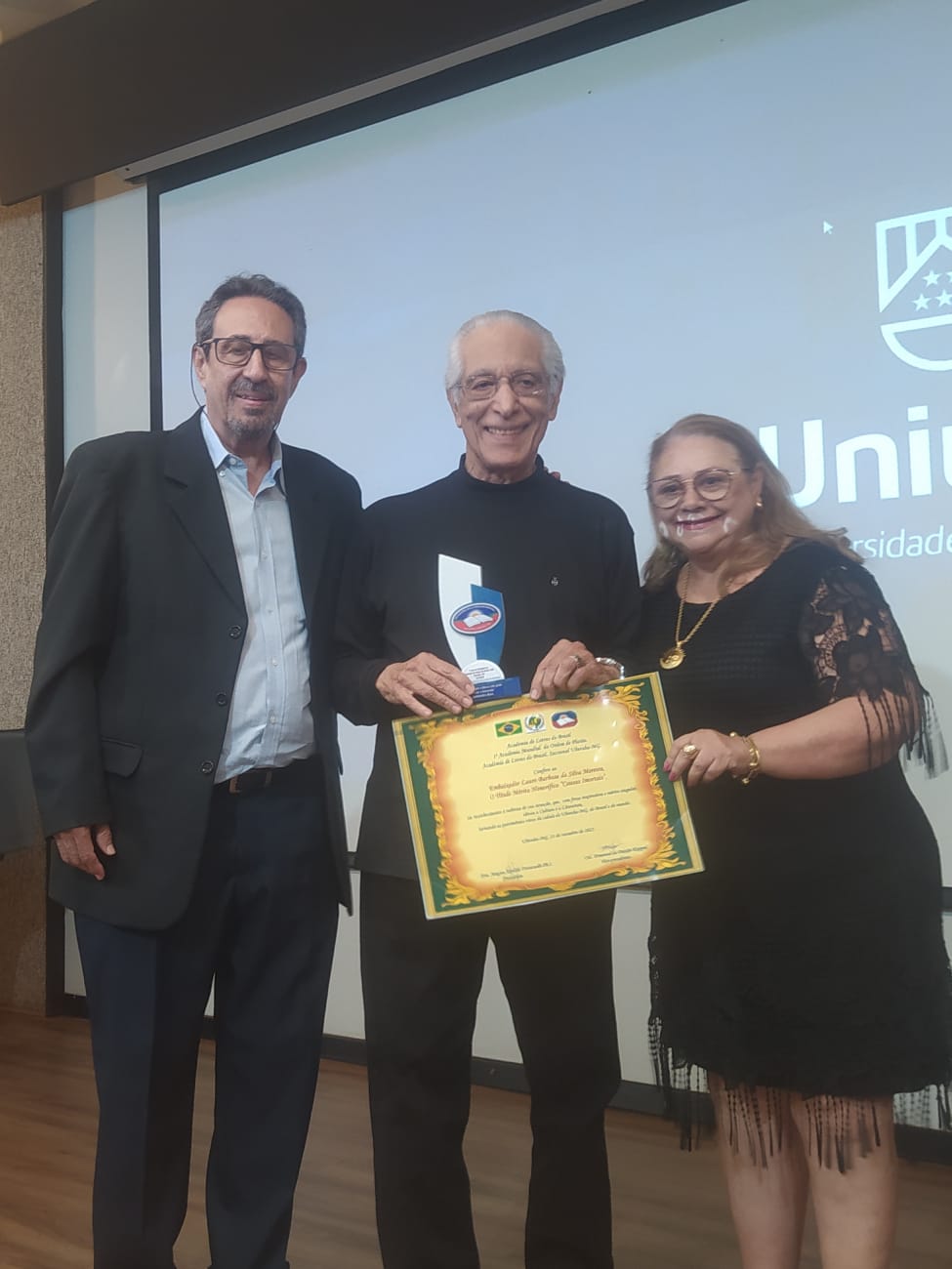 Acadêmico Cel. Emanuel da Paixão Kappel- Vice-presidente da ALB/ Uberaba, Embaixador Lauro Moreira e Magna Aspásia Fontenelle, presidente da ALB/Uberaba e da Akademia Alternativa Pegasiane Brasil-Albânia