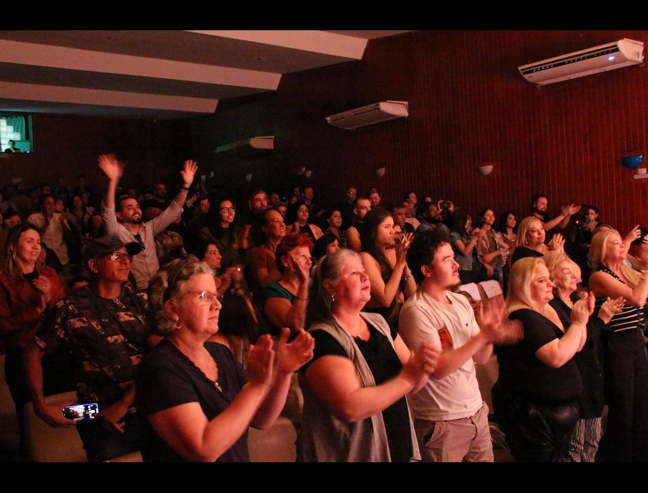 O público aplaudindo em pé: uma merecida aclamação!