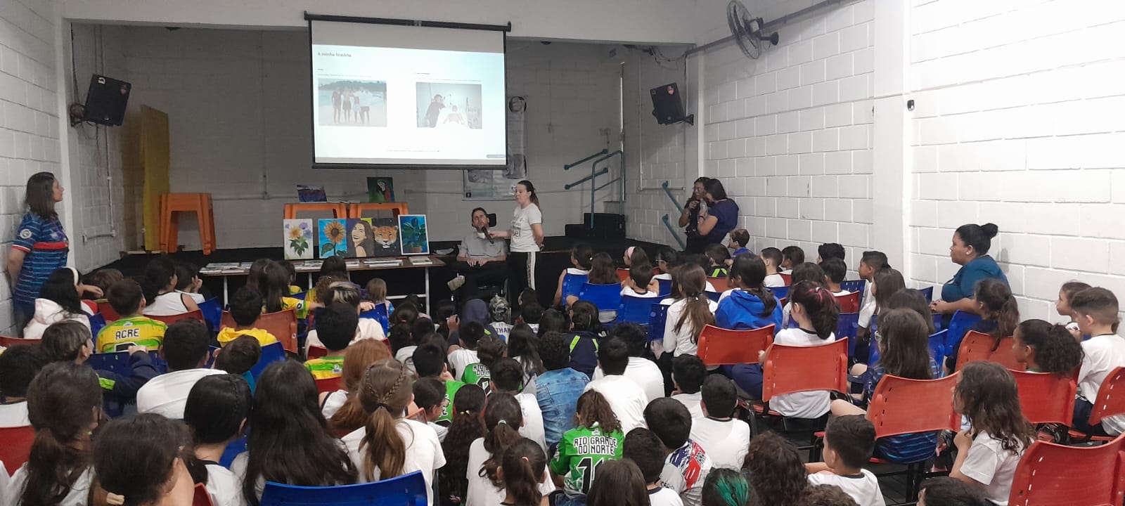 Vista Geral do auditório, com o telão apresentando pensamentos e trechos da vida de Leandro Portella