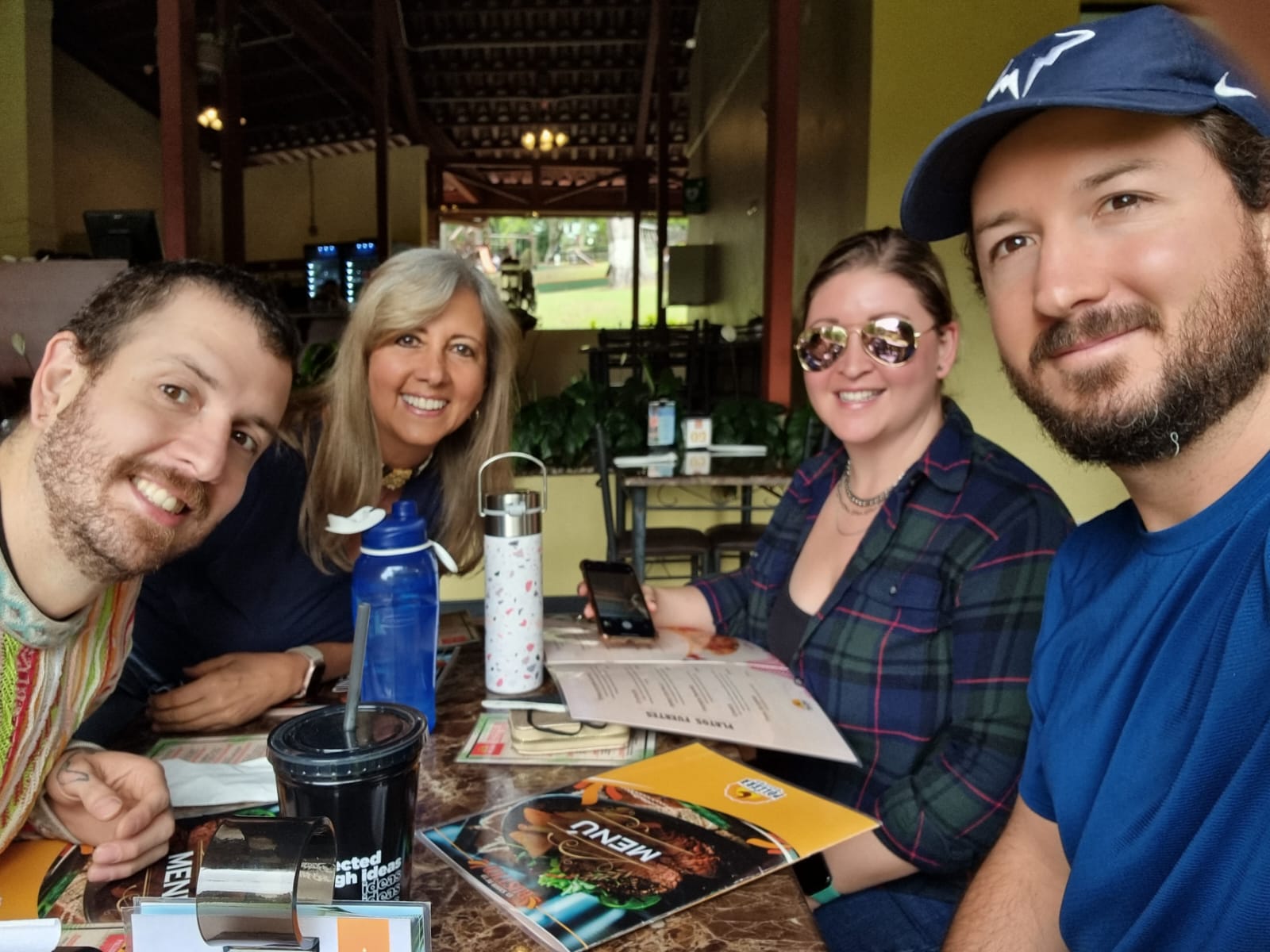 Alba C. Molina y sus hijos; Luis Diego, a la izquierda, y a la derecha Adriana y José David. Foto,  abril, 2022. Cortesía de Alba.