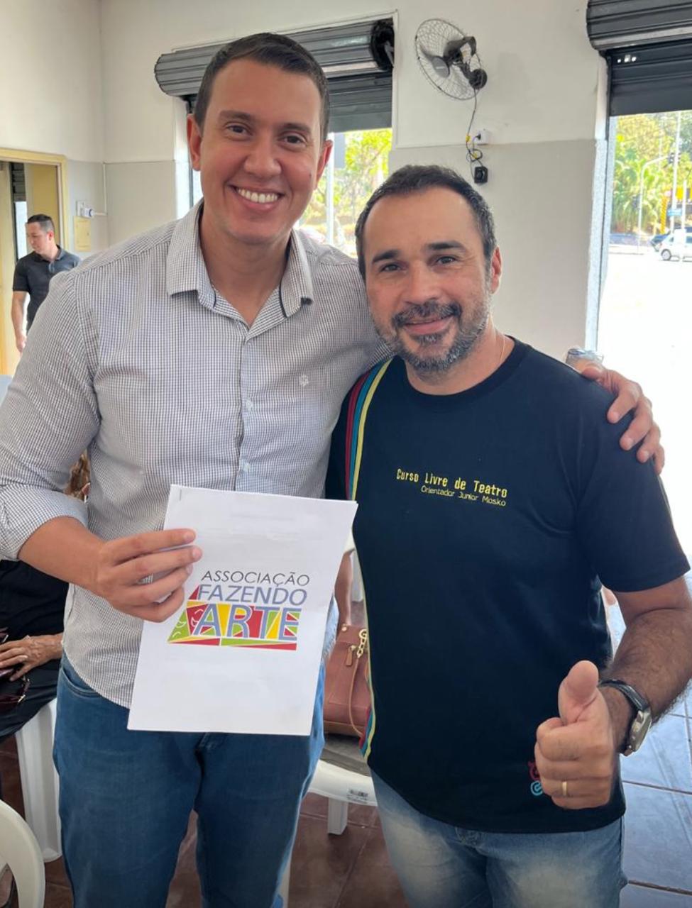 Vereador Caio Oliveira e o diretor da Fazendo Arte, Adriano Pereira Rodrigues