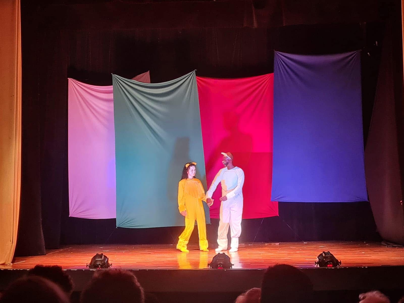 Cena do espetáculo ''A Verdadeira História de Romão e Julinha', dirigido por Júnior Mosko