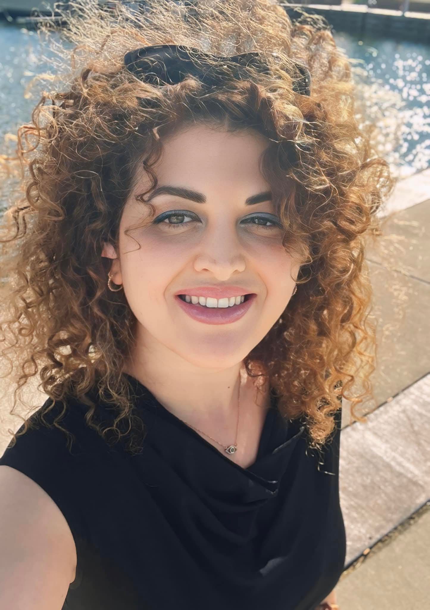 Amal Fares, vive en tres mundos distintos, que son los idiomas, pues es trilingüe. Su lengua materna es el árabe, habla español y también inglés. Foto -cortesía de Amal