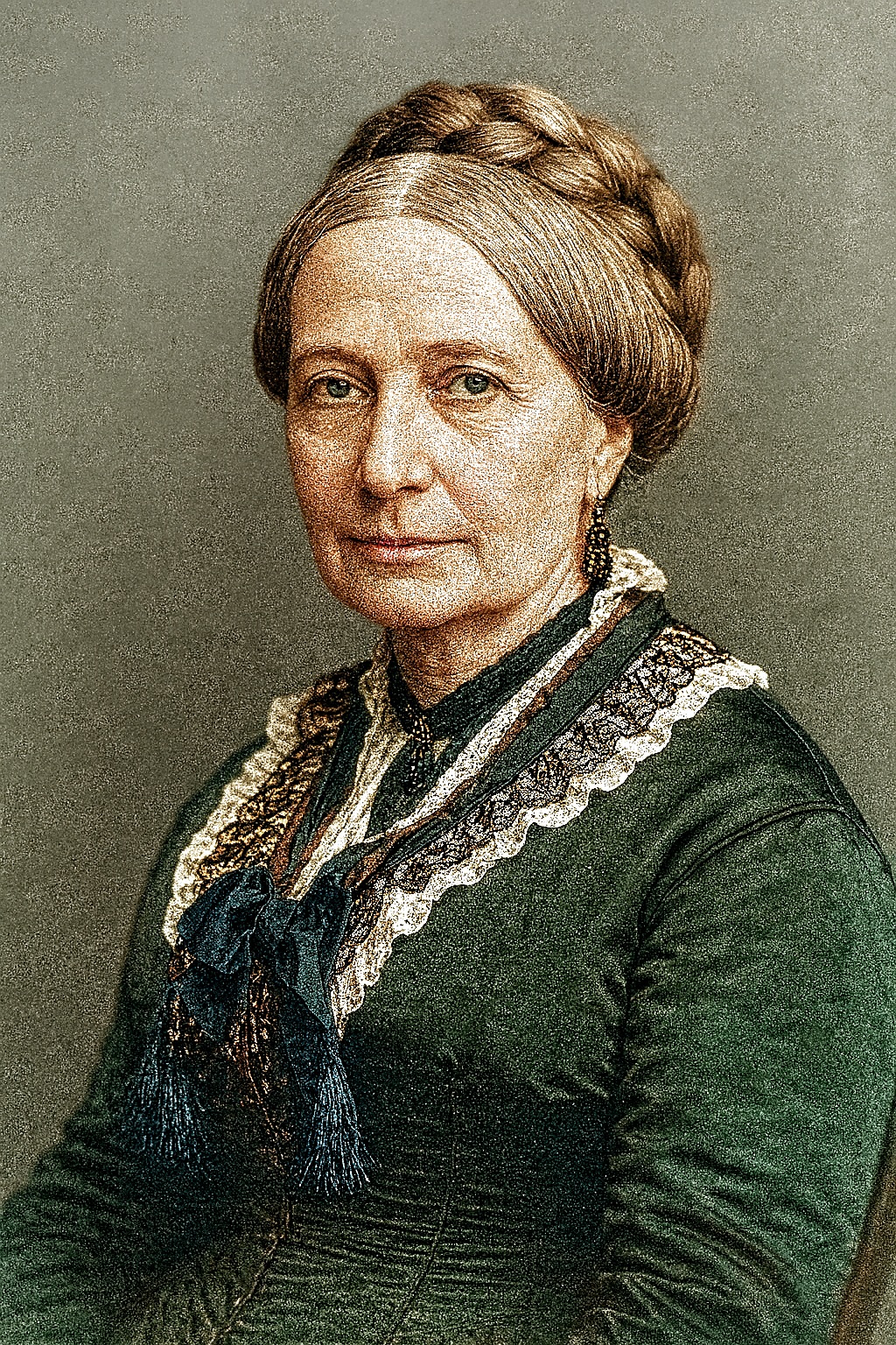 Retrato colorizado da Imperatriz Teresa Cristina, mostrando-a em pose frontal, com expressão serena, vestida em traje verde escuro com detalhes em renda. O penteado trançado e os brincos discretos reforçam sua aparência elegante e digna. Imagem criada por IA. do ChatGPT