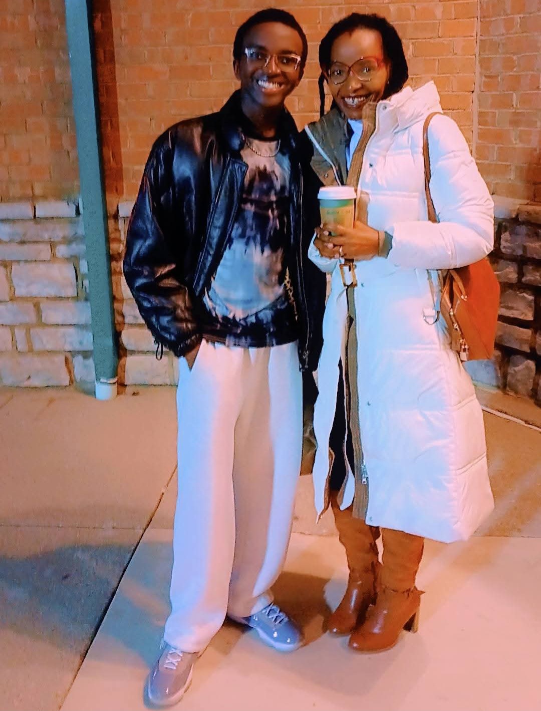 El poeta keniano Emmanuel Marete Kimathi posa junto a su madre, la reconocida poeta keniana Jerusha Kananu Marete. Cortesía de Jerusha Kananu Marete.