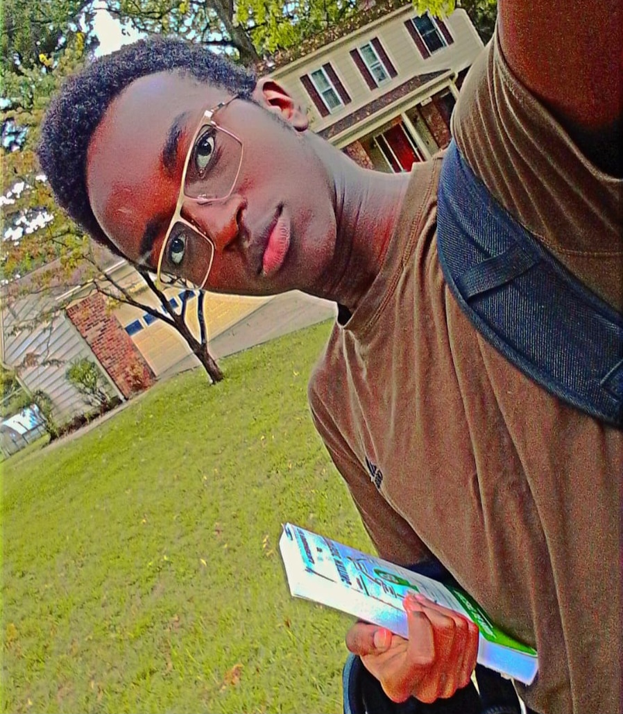 Emmanuel, a sus 15 años habla tres idiomas: kimeru, suajili e inglés. Cortesía de Emmanuel