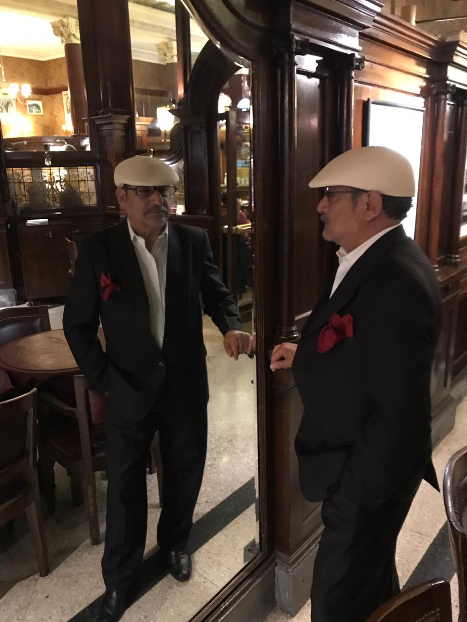 Fotografía de Karinita Michel Fuel Varela, nieta de Humberto Napoleón, en Café Tortoni