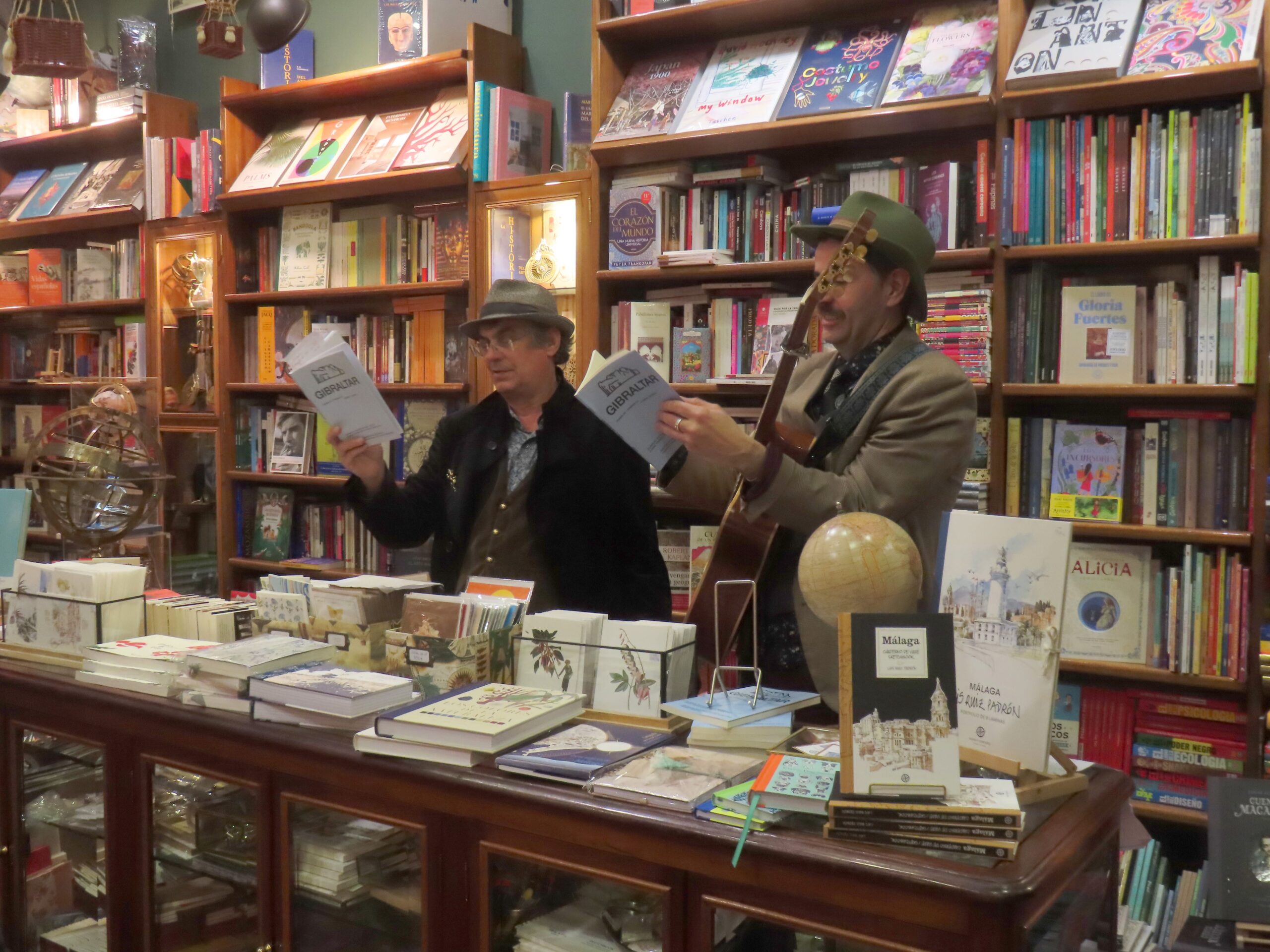 De izquierda a derecha: El editor y traductor Rafael Peñas junto al compositor y autor del poemario 'Gibraltar' Fotografía: Archivo editorial / © 2026