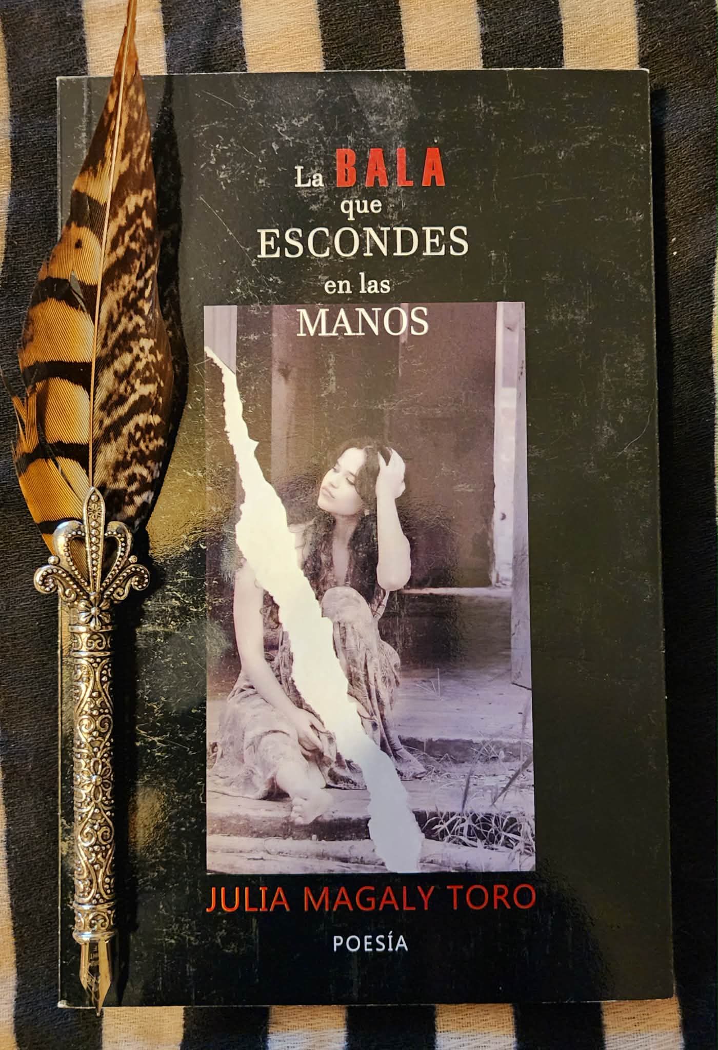 Portada del libro 'La bala que escondes en tus manos' de Julia Magaly Toro