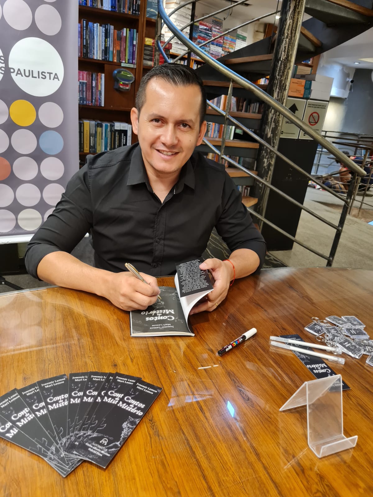 Lançamento do livro Laços e Mistérios, de Josemir e Mari Lemos. Foto Arquivo pessoal