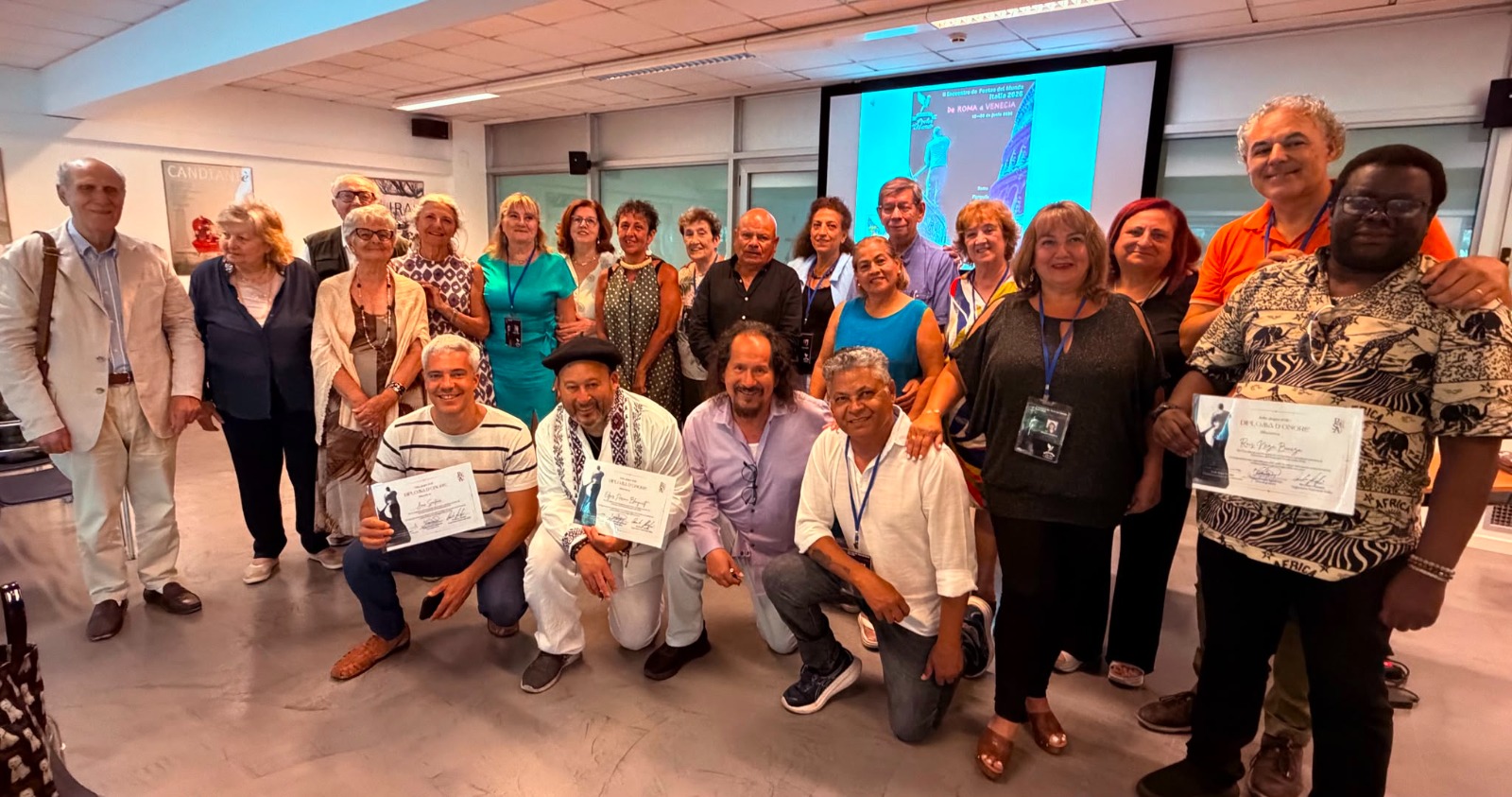 Foto de clausura con los poetas que participaron en el II Encuentro Internacional de Poetas del Mundo, realizado del 12 al 20 de junio de 2026 en distintas ciudades de Italia: Roma, Florencia, Bolonia, Ferrara, Rovigo,