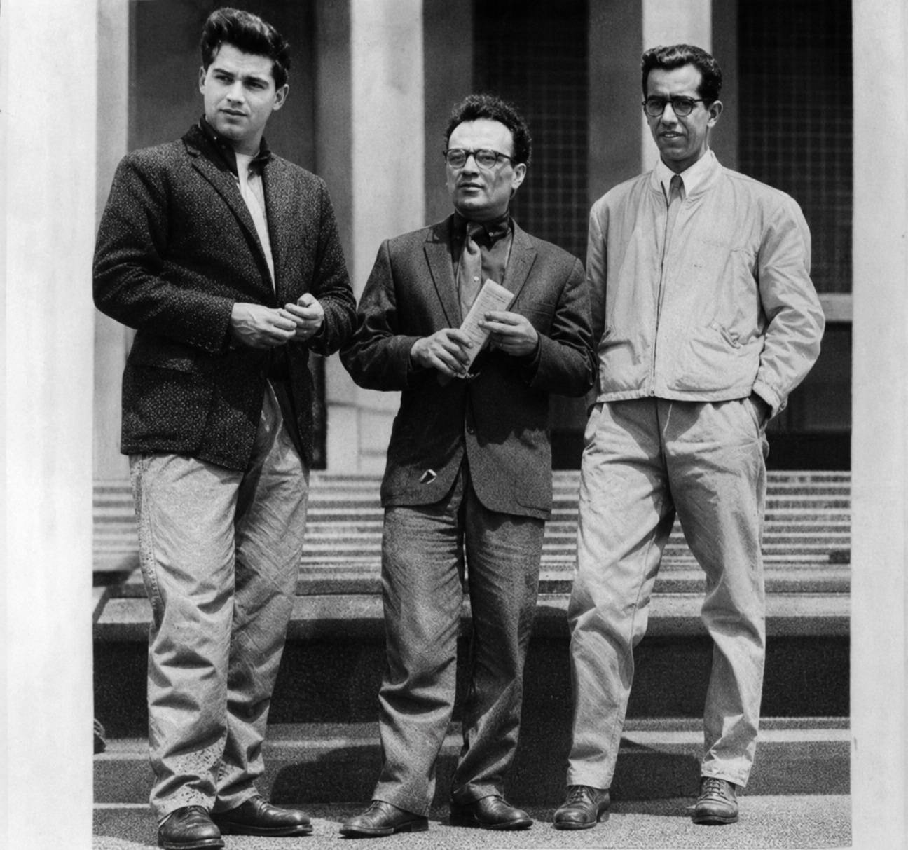 En la fotografía posan los cofundadores del “Círculo de Poetas Turrialbeños”. De izquierda a derecha: Jorge Debravo (1938-1967), Laureano Albán (1942-2022) y Marco Aguilar (1944-2023). Imagen mejorada mediante ChatGPT. Edición: 21 de julio de 2026.