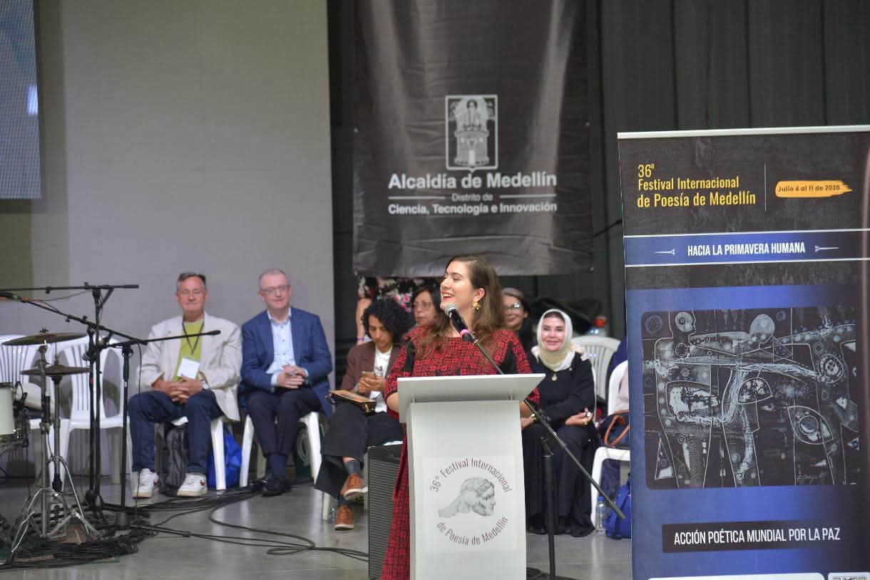 Alice, leyendo poesía en la 36.ª edición del Festival Internacional de Poesía de Medellín, celebrado del 4 al 11 de julio de 2026. Foto cortesía de Alice S. Yousef.
