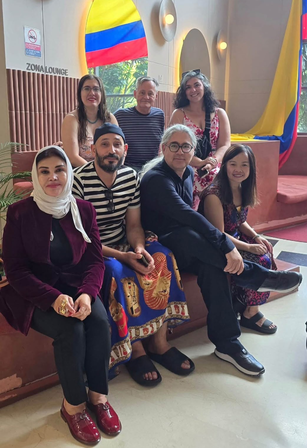 Alice S. Yousef (primera de izquierda a derecha en la segunda fila) junto a poetas de distintos países presentes en la 36.ª edición del Festival Internacional de Poesía de Medellín, celebrado del 4 al 11 de julio de 2026. 
Foto cortesía de Alice S. Yousef.