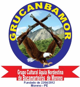 Emblema circular com borda azul-escura onde se lê a palavra "GRUCANBAMOR" em letras amarelas na parte superior. No centro, sobre uma imagem de montanhas e vegetação, estão dois bacamartes cruzados e uma águia de cabeça branca com as asas abertas. Na parte inferior, sobre uma faixa vermelha, destaca-se o texto "Grupo Cultural Águia Nordestina de Bacamarteiros de Moreno", acompanhado pela data "Fundado de 22/04/2012" e a localização "Moreno - PE" em letras azuis
