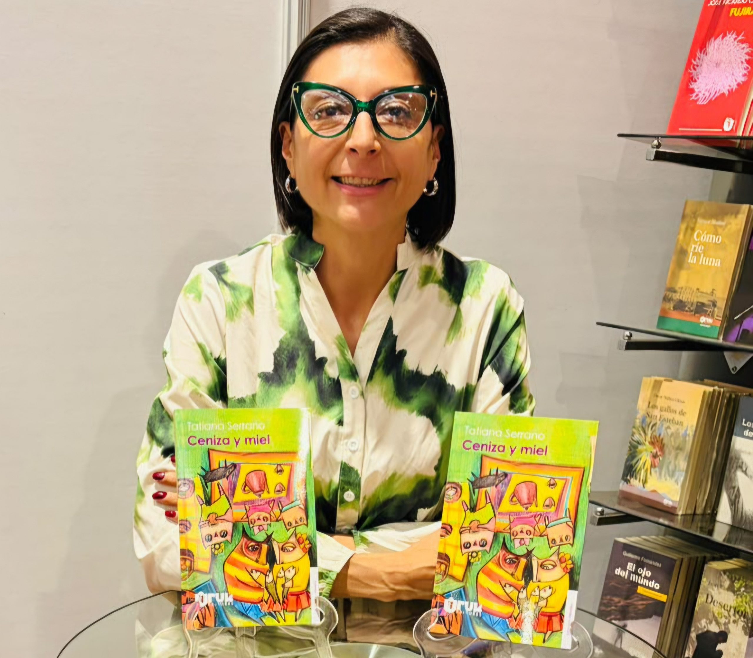 Tatiana Serrano, muestra la portada de su novela Ceniza y Miel (Uruk Editores, 2026). Foto cortesía de Tatiana Serrano