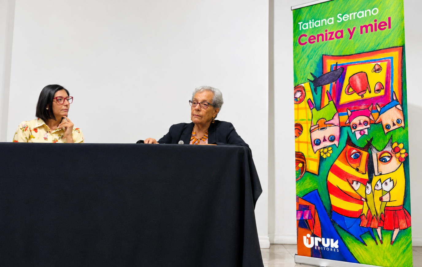 Tatiana Serrano (izquierda) y Julieta Dobles Yzaguirre, durante la presentación de la novela Ceniza y Miel (Uruk Editores), el pasado lunes 21 de septiembre, en el Museo Dr. Rafael Ángel Calderón Guardia, en San José, Costa Rica. Foto cortesía de Tatiana Serrano