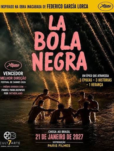 Cartaz do filme "La Bola Negra": No topo, em faixa amarela, lê-se "Inspirado na obra inacabada de Federico García Lorca". Ao centro, em destaque com letras grandes e cor de rosa, está o título "LA BOLA NEGRA". Abaixo do título, há a frase "Um épico que atravessa 3 épocas • 3 histórias • 1 herança". Na parte inferior, vê-se um grupo de pessoas sem camisa reunidas e de mãos dadas dentro de um rio ou lago à noite, iluminadas por faíscas de fogo ou fogos de artifício ao fundo. No canto inferior central, lê-se a data de lançamento: "Chega ao Brasil 21 de janeiro de 2027", com a distribuição da "Paris Filmes". No canto esquerdo, há um selo indicando "Vencedor Melhor Direção Festival de Cannes 2026 – Prêmio dividido com Paweł Pawlikowski por Fatherland"
